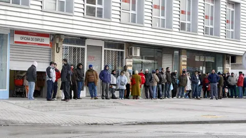MD1. MADRID, 2/3/2010.- Varias personas forman una larga cola ante una oficina del INEM, a primera hora de la mañana. El paro registrado en los Servicios Públicos de Empleo subió en febrero por séptimo mes consecutivo al sumar 82.132 personas más que en enero, lo que situó el número total de desempleados en 4.130.625, el 2,03% más. EFE/J.L.PINO