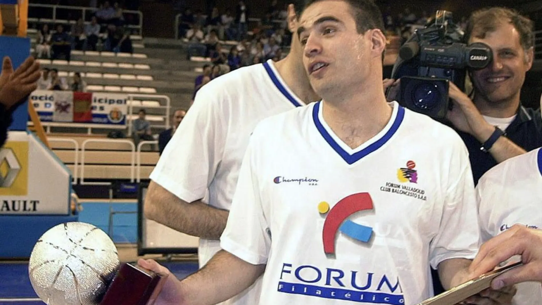 Fotografía de archivo tomada el 25/05/2001 del ex jugador de baloncesto del Fórum Filatélico Lalo García