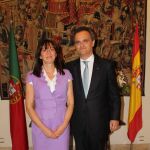 El embajador de Portugal, don Francisco Ribeiro de Menezes y su señora, posando el día de la Fiesta Nacional delante de las banderas de Portugal y España.