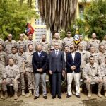 El ministro de Defensa, Pedro Morenés (c), posa para fotografía de familia durante la visitá que realizó a la localidad de Koulikoro, campo de entrenamiento a unos 60 kilómetros de la capital, para mantener un encuentro y almorzar con los más de cien militares que participan en la misión de adiestramiento.