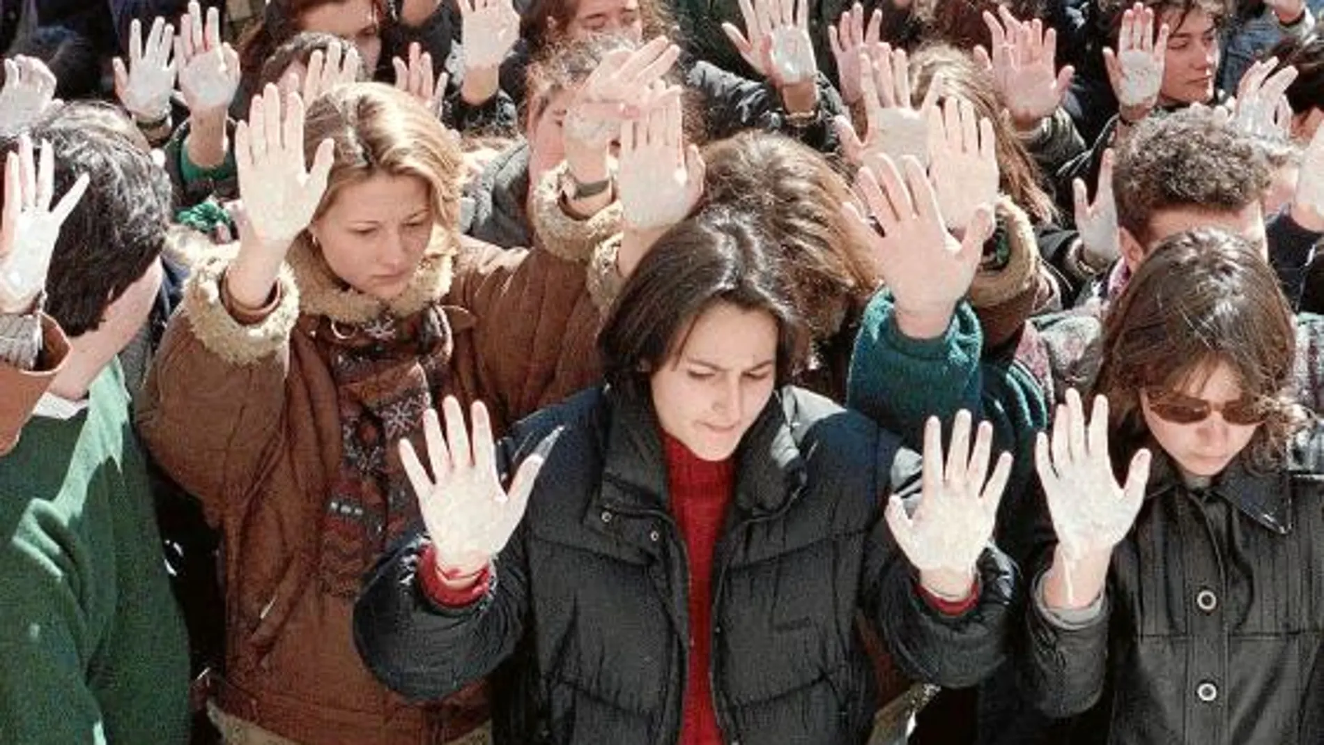 Manos blancas en una marcha tras el asesinato de Miguel Ángel Blanco