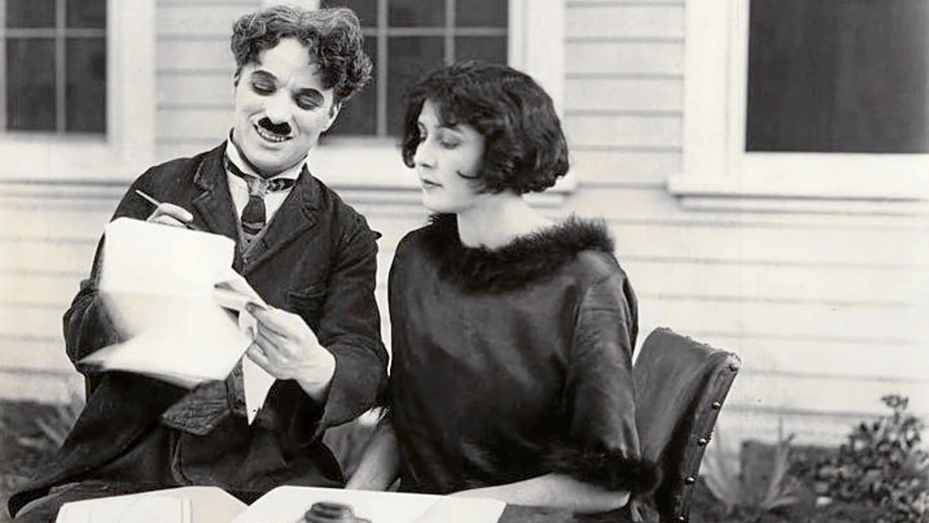 Charles Chaplin con Lita Grey en una imagen que sugiere una felicidad que no fue.