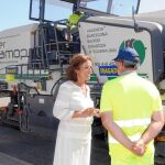 Está previsto que el asfaltado del Paseo de la Castellana concluya a primeros de septiembre. La alcaldesa de Madrid, Ana Botella, visitó ayer los trabajos que se realizan junto a las cuatro torres