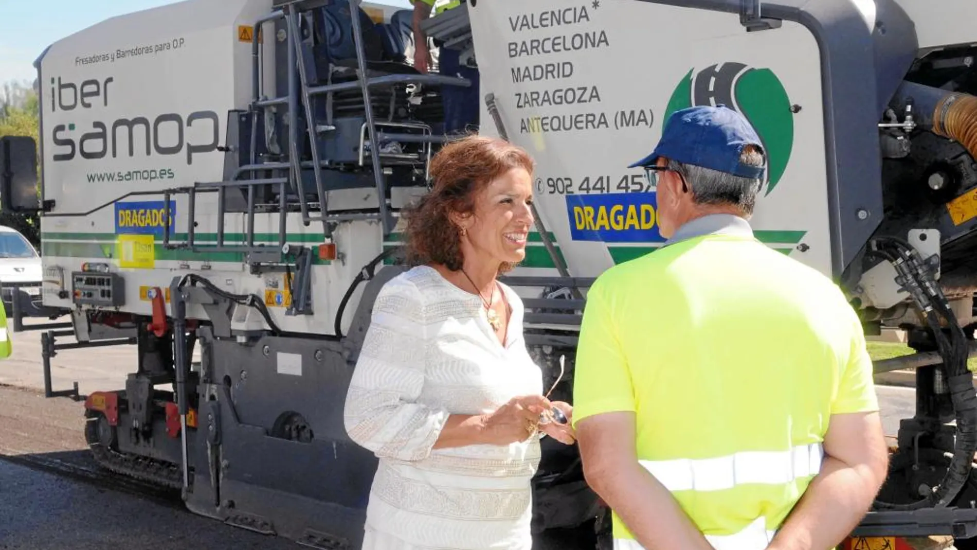 Está previsto que el asfaltado del Paseo de la Castellana concluya a primeros de septiembre. La alcaldesa de Madrid, Ana Botella, visitó ayer los trabajos que se realizan junto a las cuatro torres