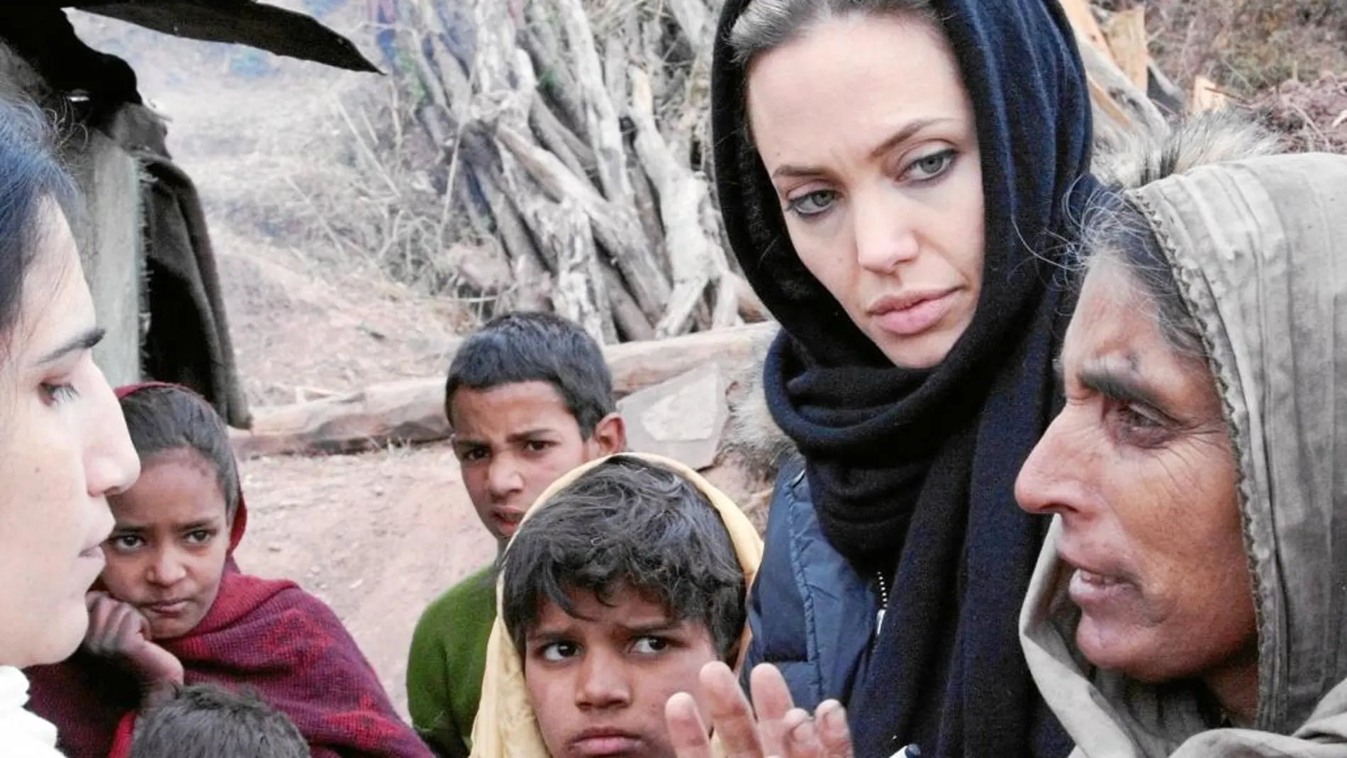 En Hollywood hay «agencias de filantropía» a la que acuden las estrellas (en la imagen, Angelina Jolie) en busca de la causa «que más encaje con su perfil», según Sorman.