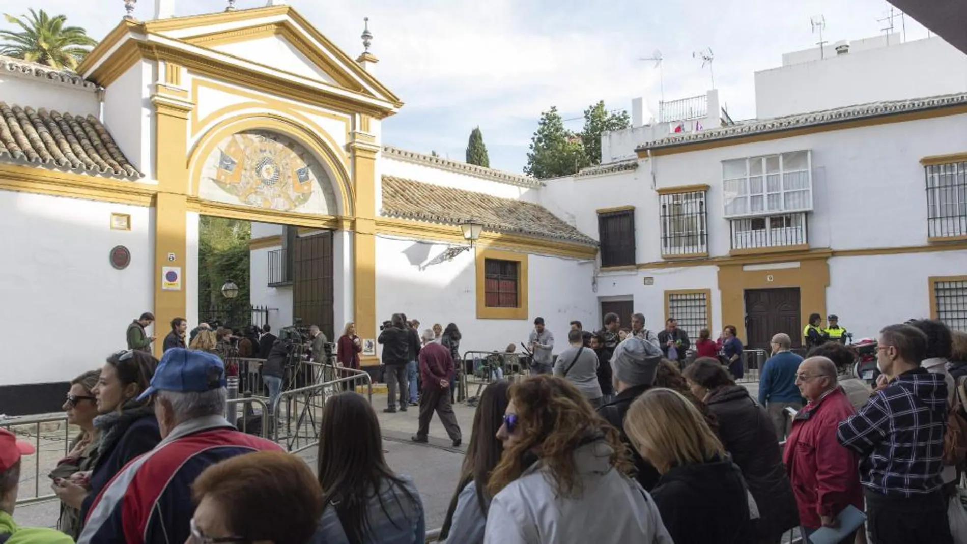 Periodistas y curiosos ante el Palacio de Dueñas en Sevilla, donde esta madrugada ha fallecido la duquesa de Alba