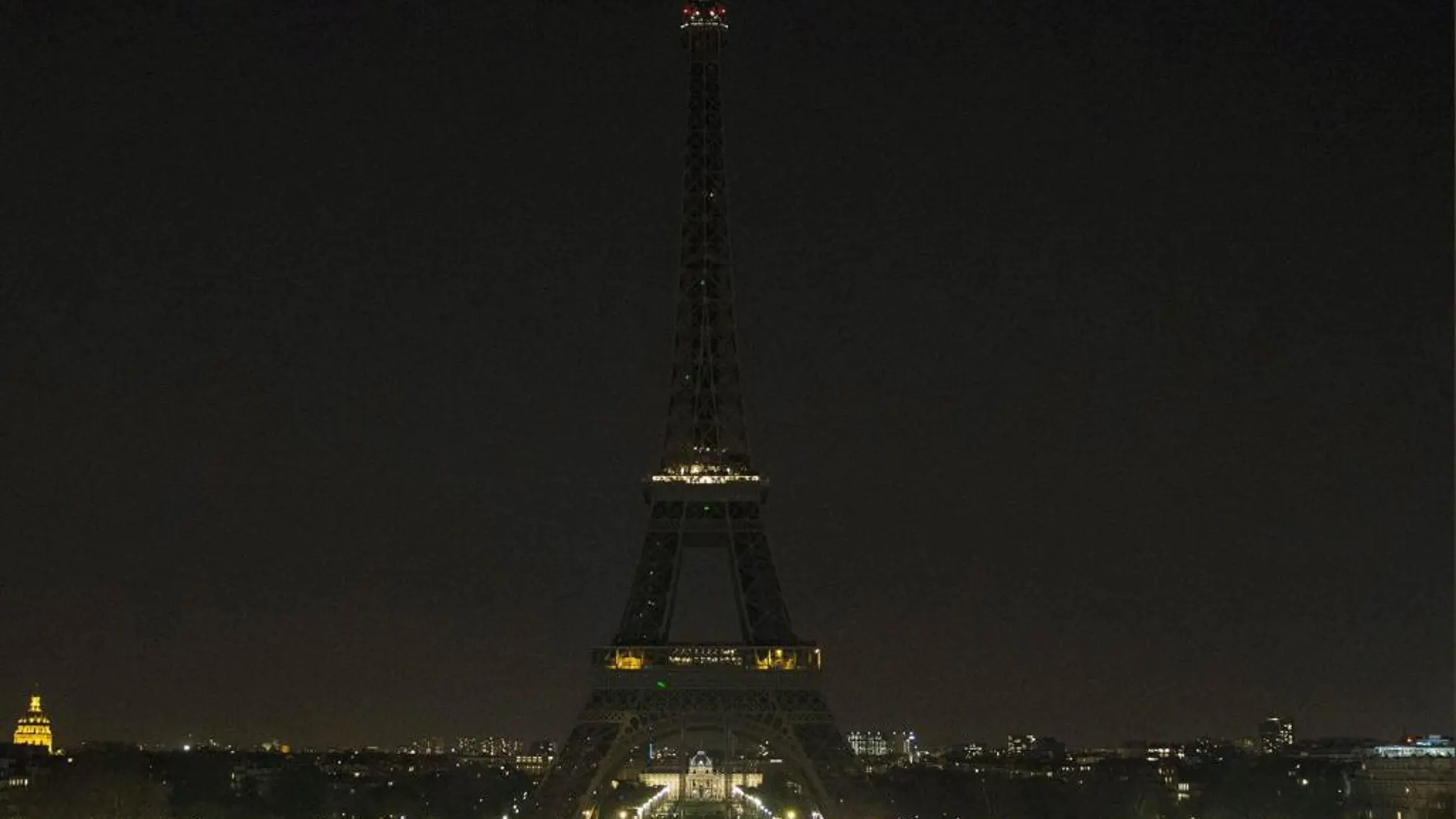 La Torre Eiffel, sin luz durante la Hora del Planeta del pasado año
