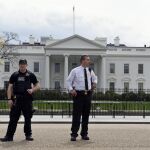 Miembros del servicio secreto vigilan ante la Casa Blanca durante el apagón que ha tenido lugar hoy.