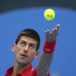 El tenista serbio Novak Djokovic saca frente al español Guillermo García López