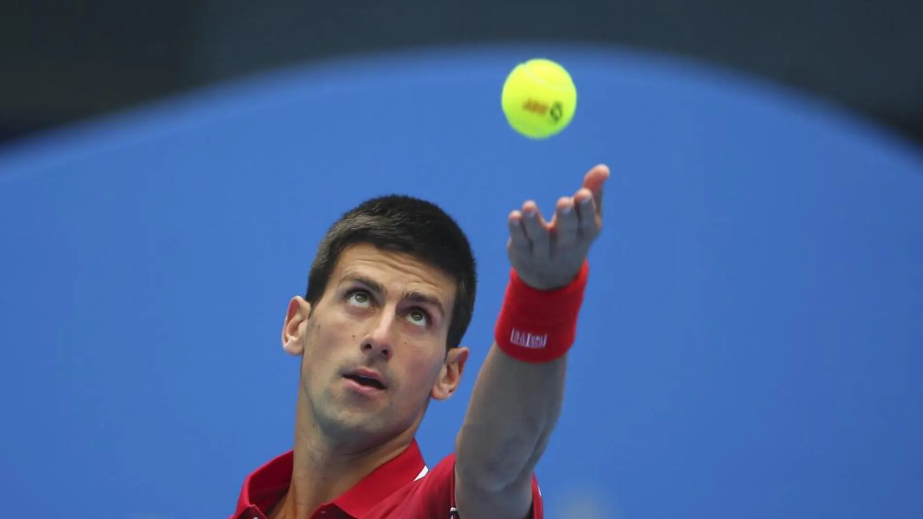 El tenista serbio Novak Djokovic saca frente al español Guillermo García López
