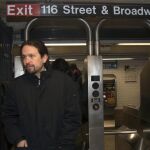 El líder de Podemos, Pablo Iglesias, entra al metro den Nueva York