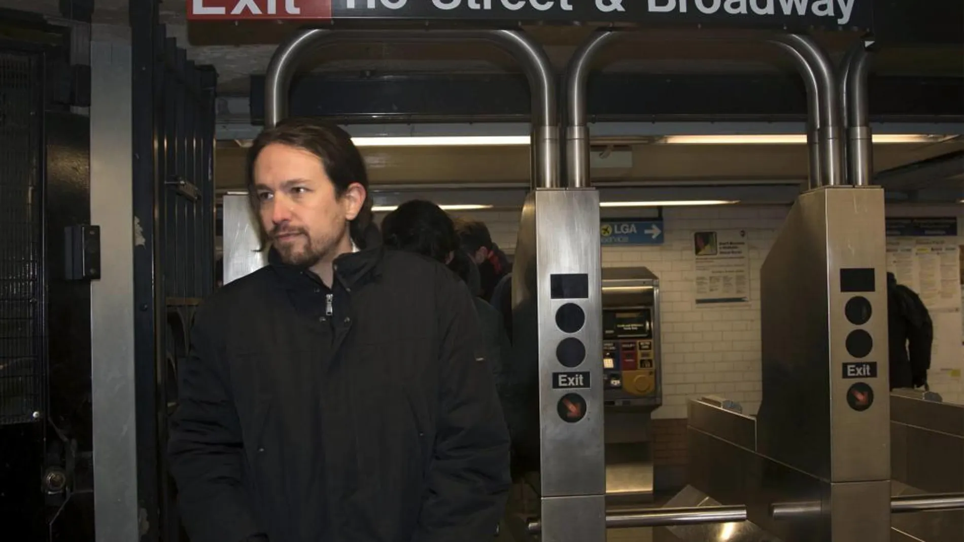 El líder de Podemos, Pablo Iglesias, entra al metro den Nueva York