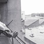 MIRANDO A LA CALLE. Marsé, en 1971, observa el paisaje que se ve desde el balcón de su casa de la calle Mallorca