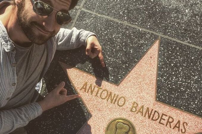 Dani Rovira junto a la estrella de Banderas en el Paseo de la Fama