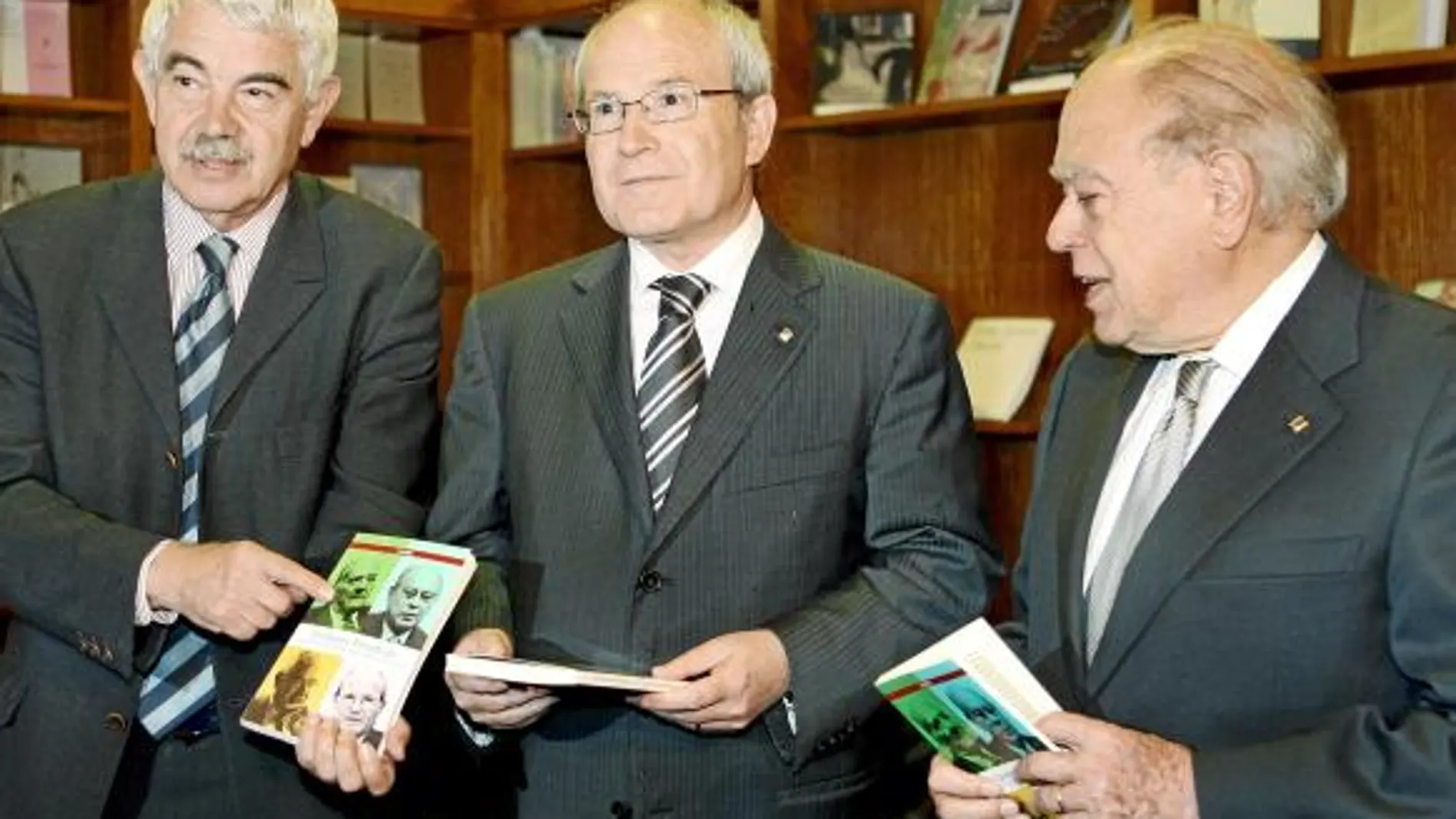 Los presidentes catalanes Pasqual Maragall, José Montilla y Jordi Pujol, ayer durante la presentación del libro «Els quatre presidents»