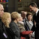 El Rey Felipe VI muestra su pésame a los familiares