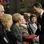  Los Reyes dan el pésame a las familias del avión de Germanwings tras la ceremonia