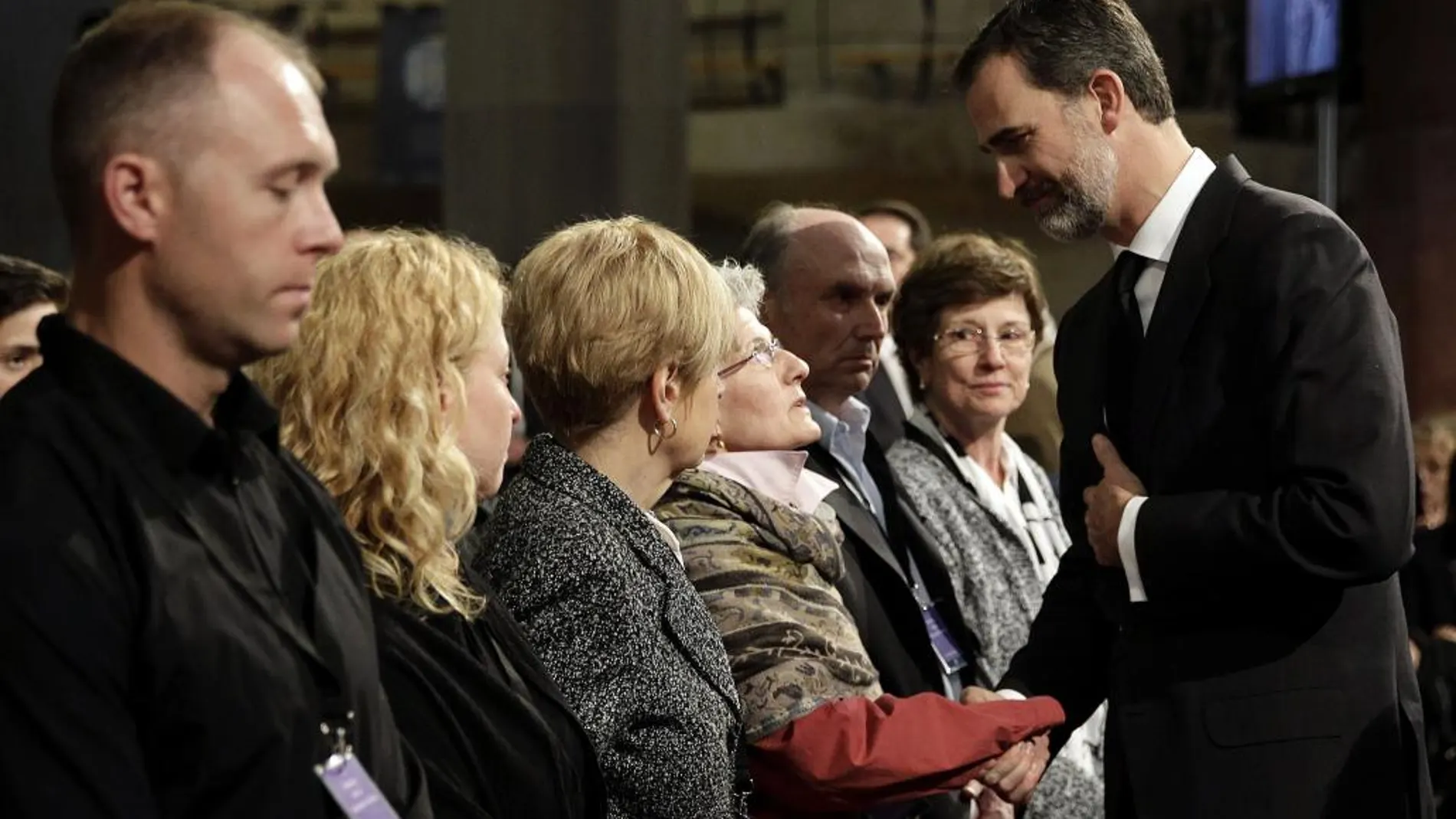 El Rey Felipe VI muestra su pésame a los familiares