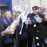 Los vecinos agraciados celebraron el premio en la calle Villaverde durante horas