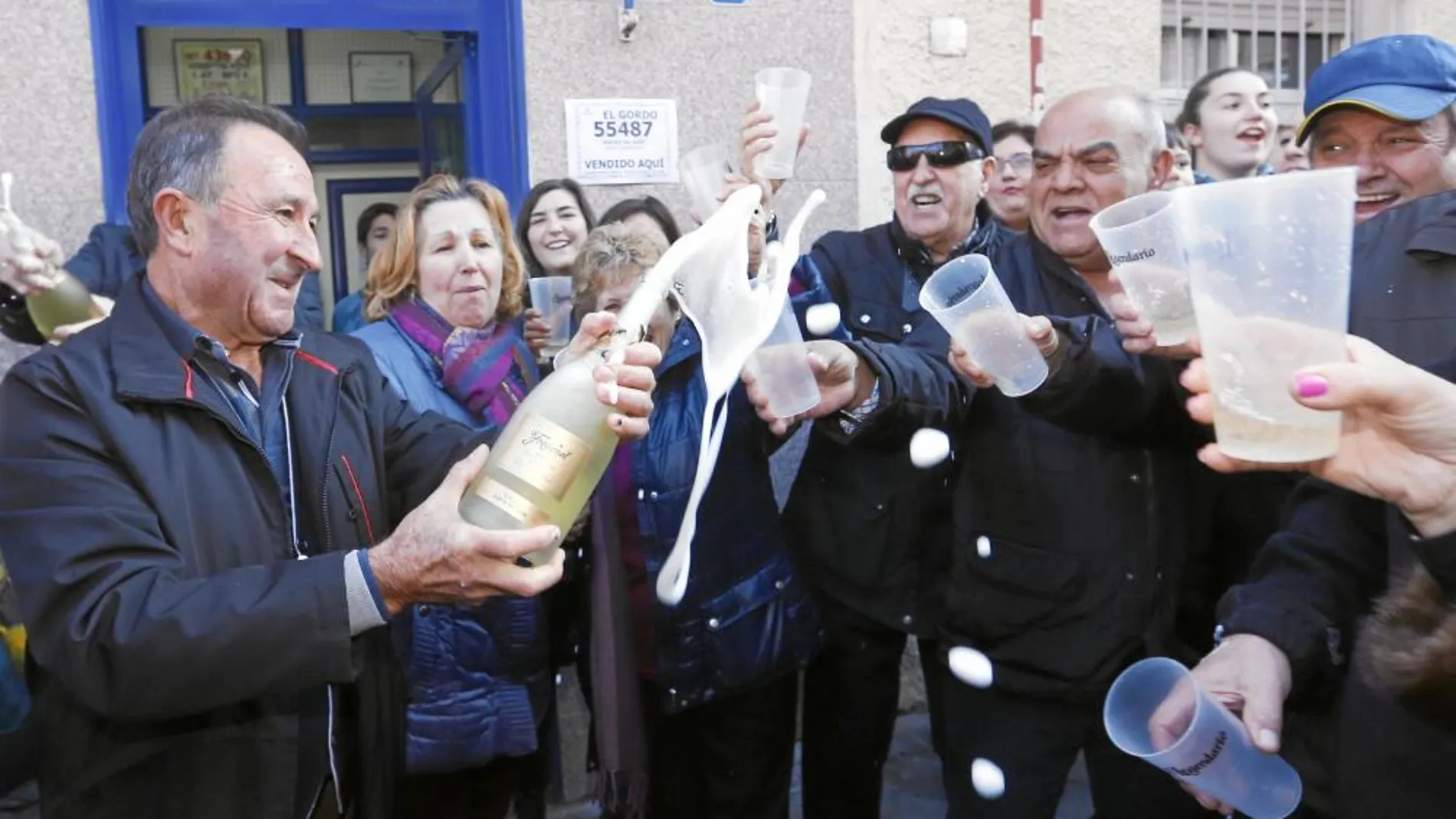 Los vecinos agraciados celebraron el premio en la calle Villaverde durante horas