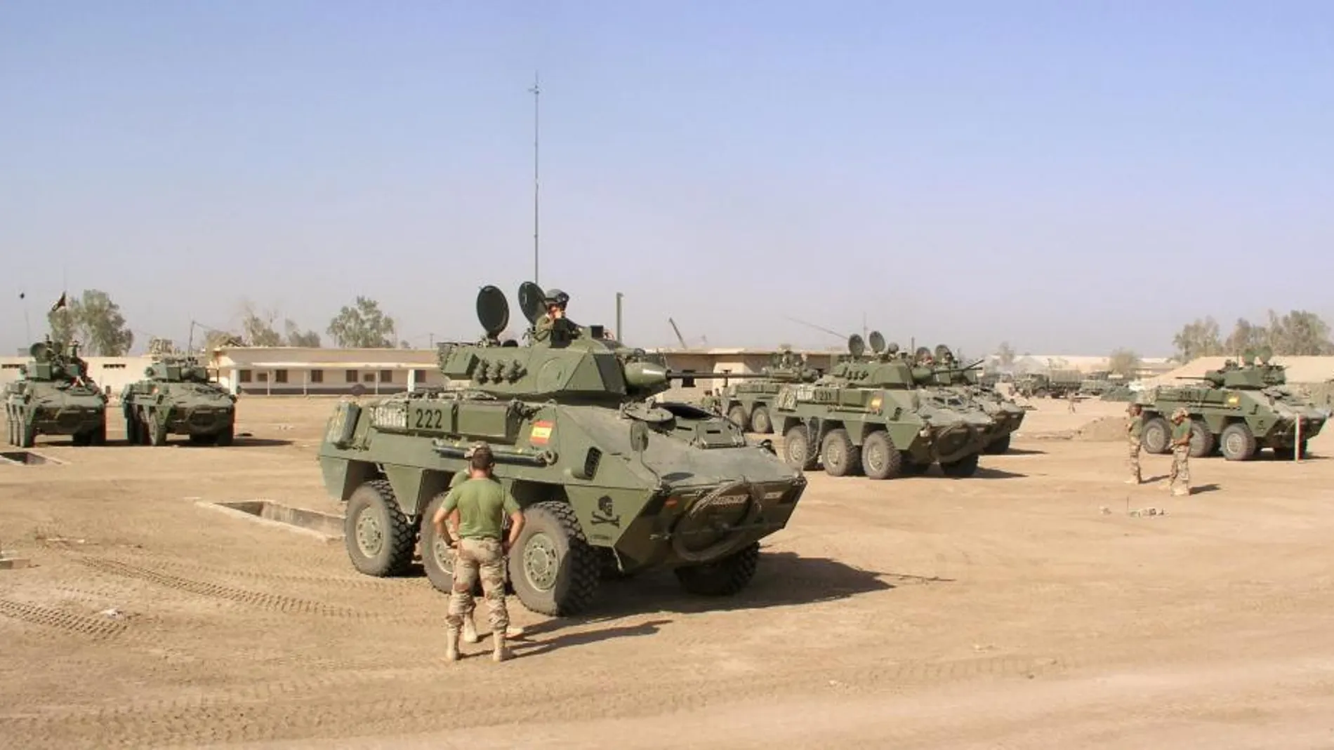 Fotografía de archivo de vehiculos blindados de las unidades del ejercito español en “Base España” en Diwaniya, al sur de Irak