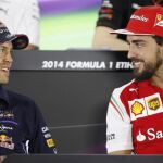 Sebastian Vettel, nuevo piloto de Ferrari, junto al español Fernando Alonso (d)