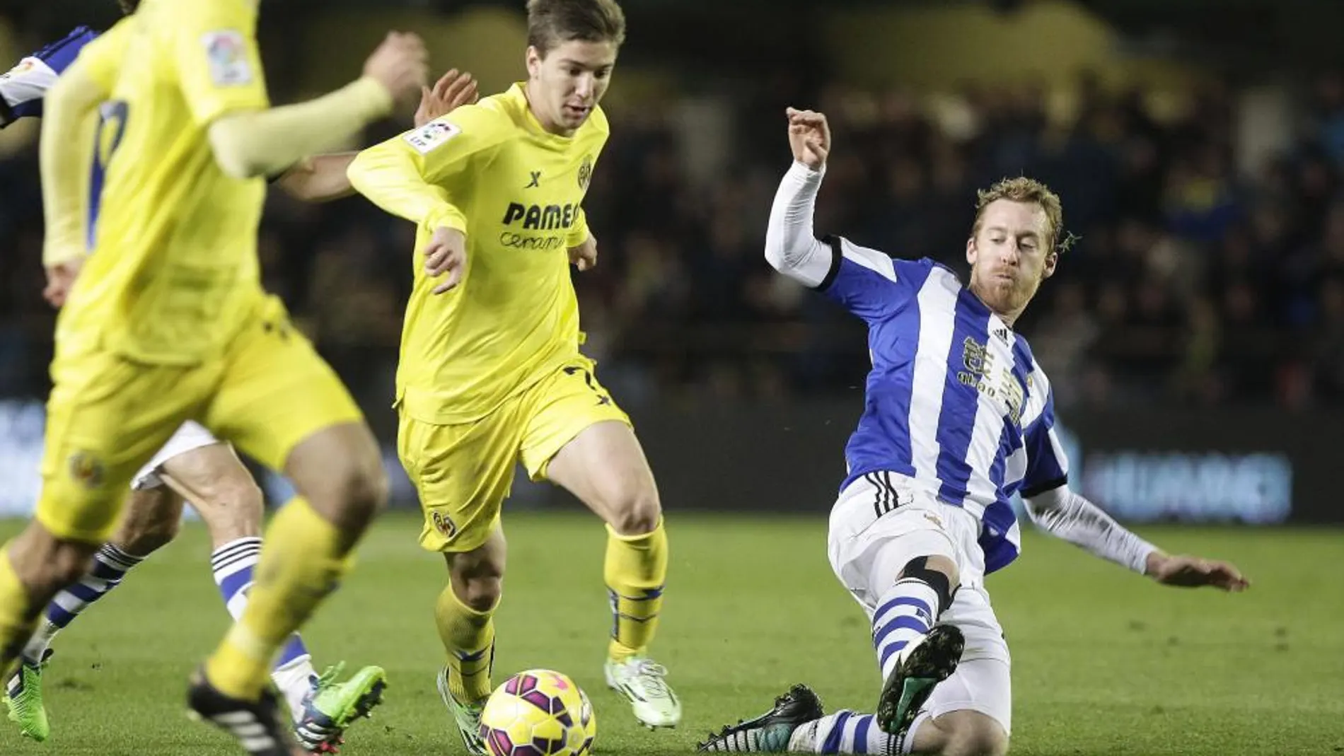 El delantero argentino del Villarreal Luciano Vietto y el centrocampista de la Real Sociedad David Zurutuza