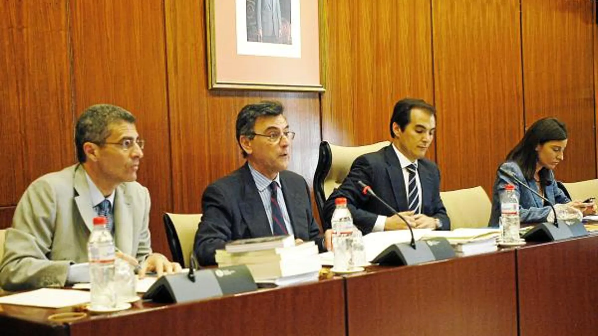 El consejero mayor de la Cámara de Cuentas, Rafael Navas (2º izda), ayer en el Parlamento