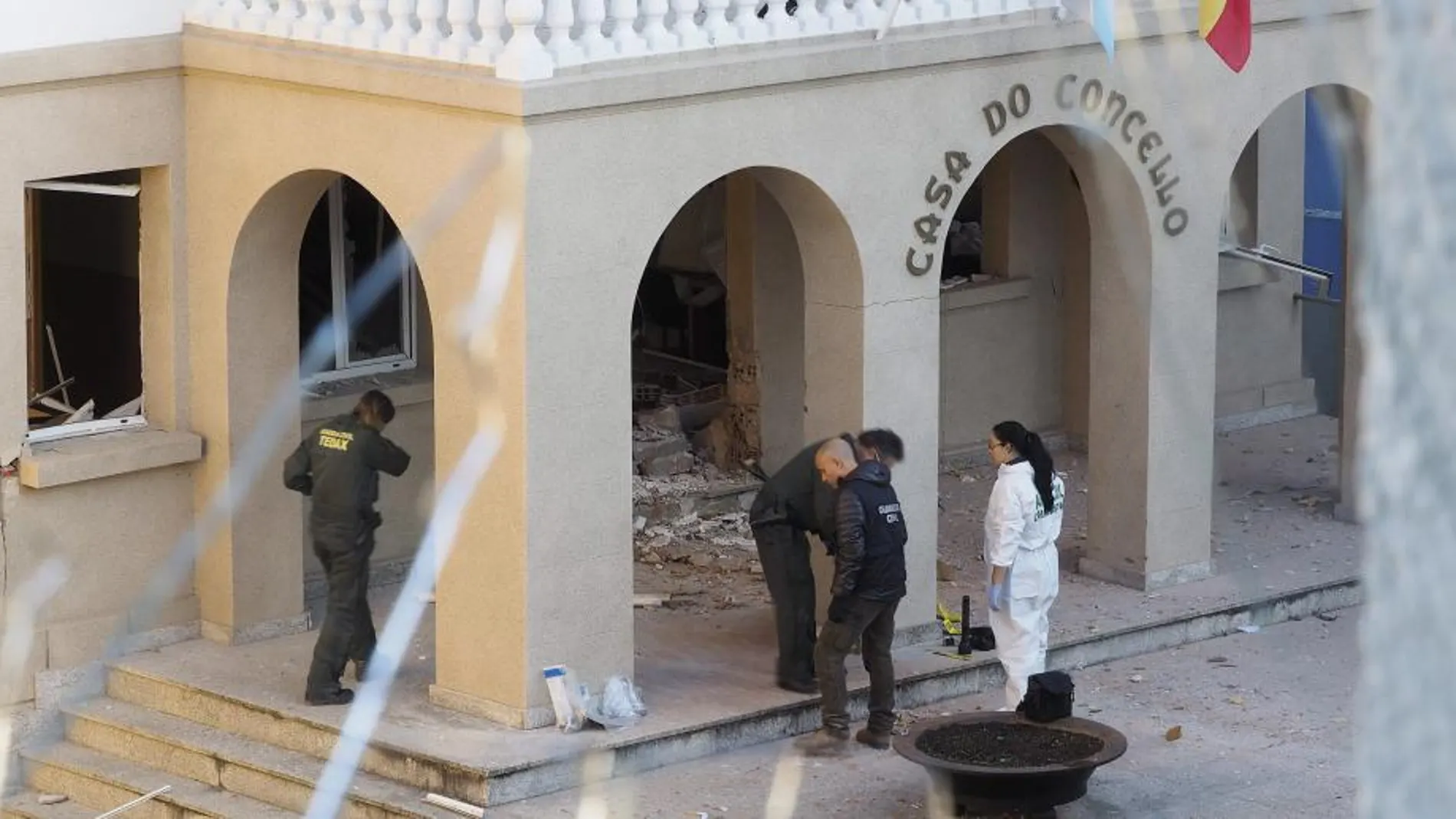 El artefacto explosivo dejó graves daños en el Ayuntamiento de Baralla
