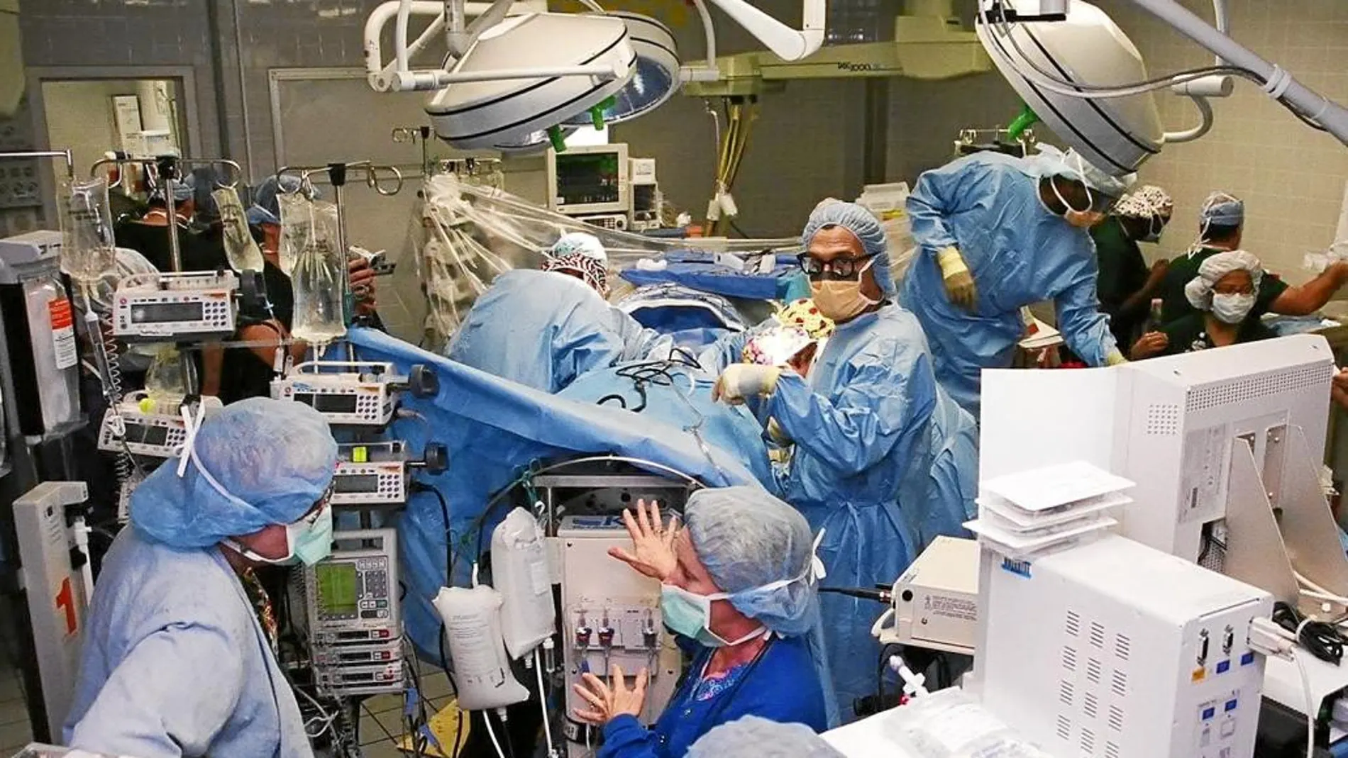Simbiosis total. Una sala de operaciones ocupada por multitud de máquinas y personal médico
