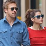 Eva Mendes y Ryan Gosling pasean juntos.