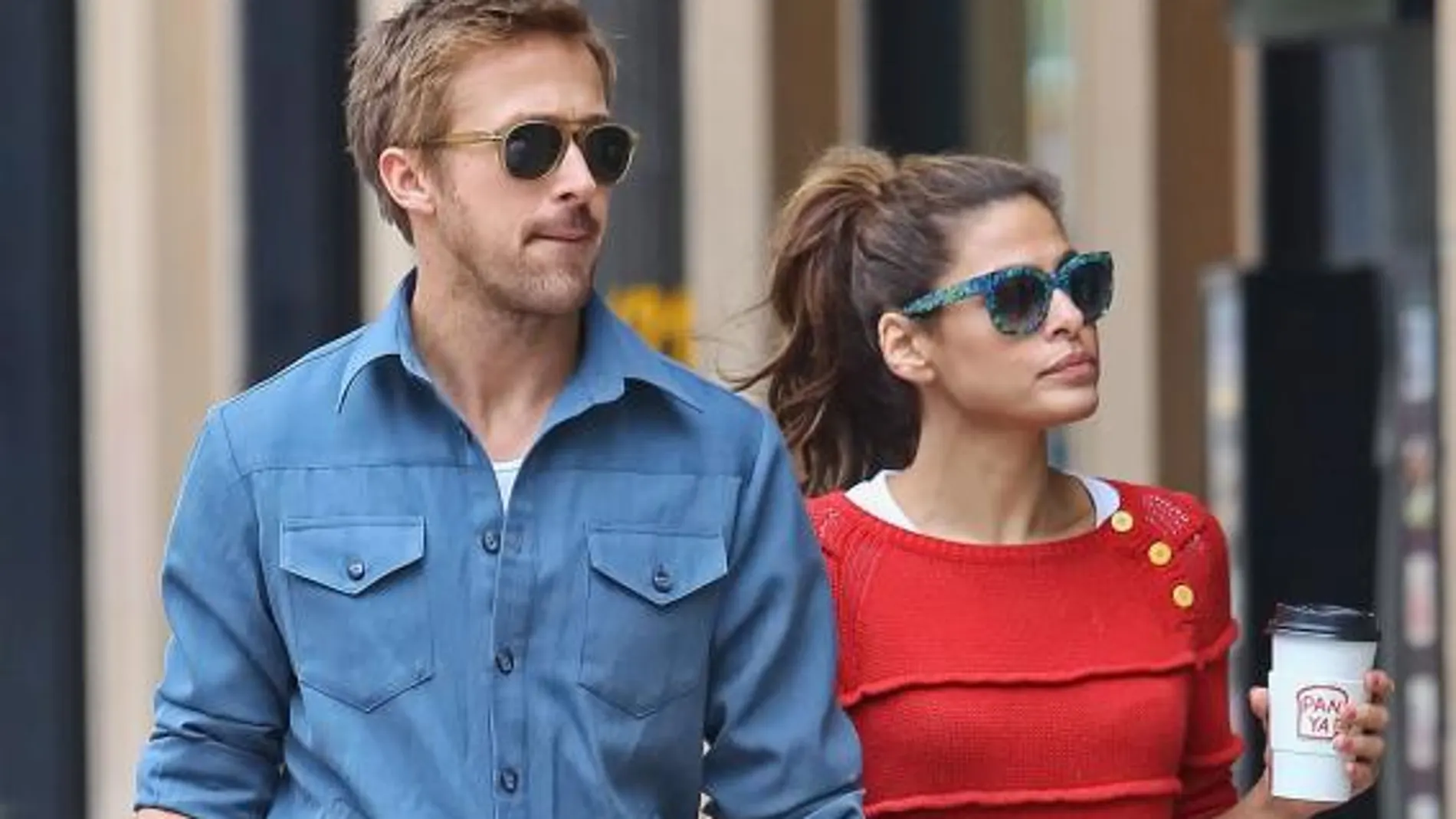 Eva Mendes y Ryan Gosling pasean juntos.