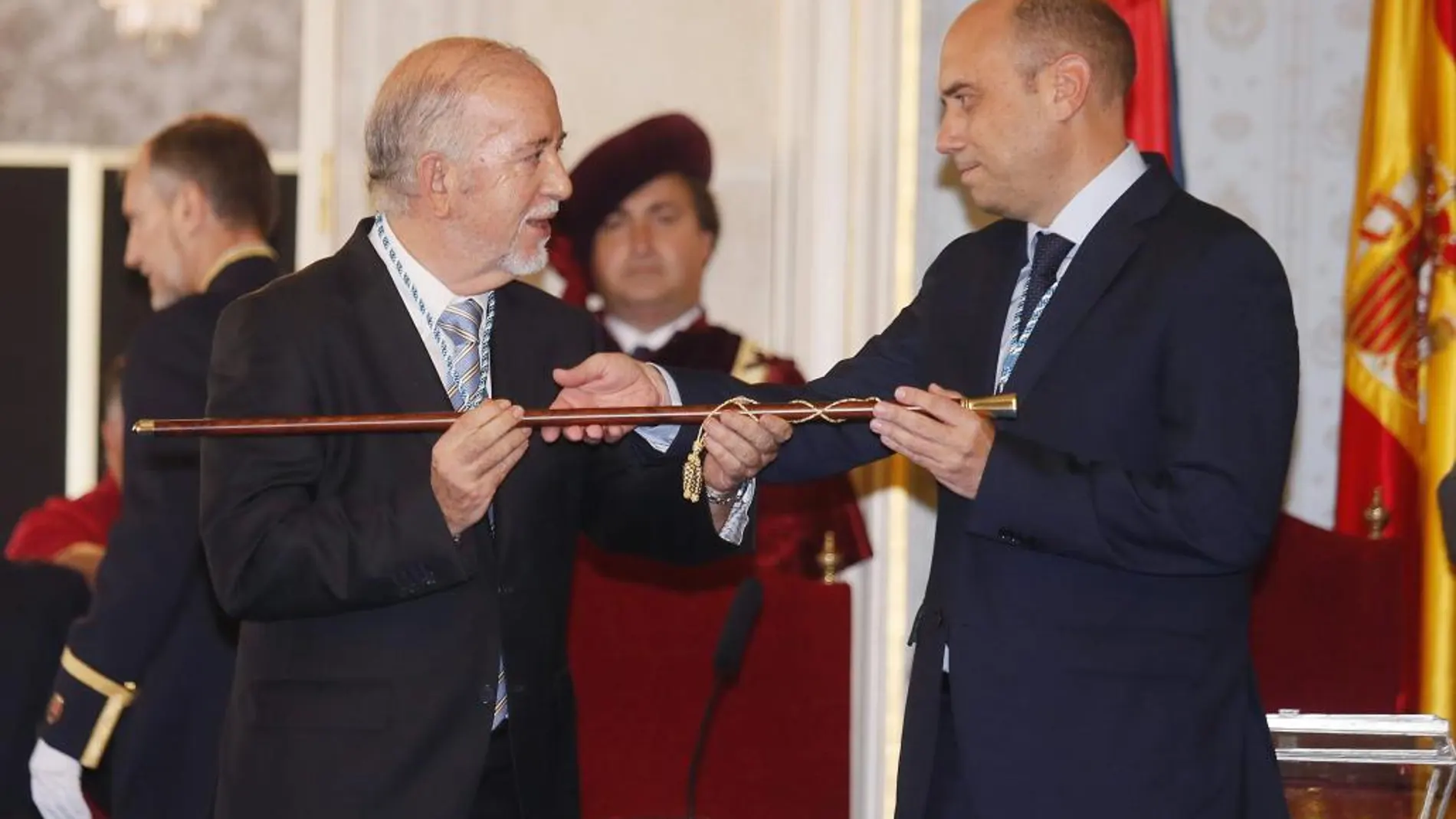 El nuevo alcalde de Alicante, el socialista Gabriel Echavarri (d), recibe el bastón de mando de manos de su antecesor.