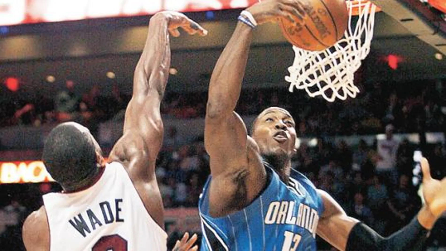 Howard captura un rebote ante Wade