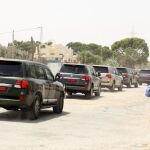 Vehículos con matrícula diplomática en la frontera de Ras el-Jedir Ben , entre Libia y Túnez
