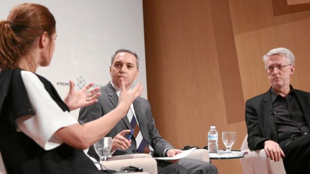Vicente Vallés moderó la charla de ayer entre Irene Braam (izquierda) y Jeff Jarvis (derecha), los dos participantes en este foro de Atresmedia
