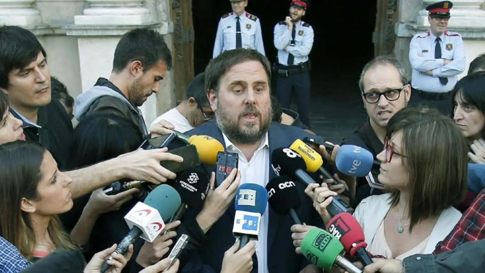 El presidente de ERC, Oriol Junqueras, al salir de la reunión que ha mantenido con el presidente catalán, Artur Mas