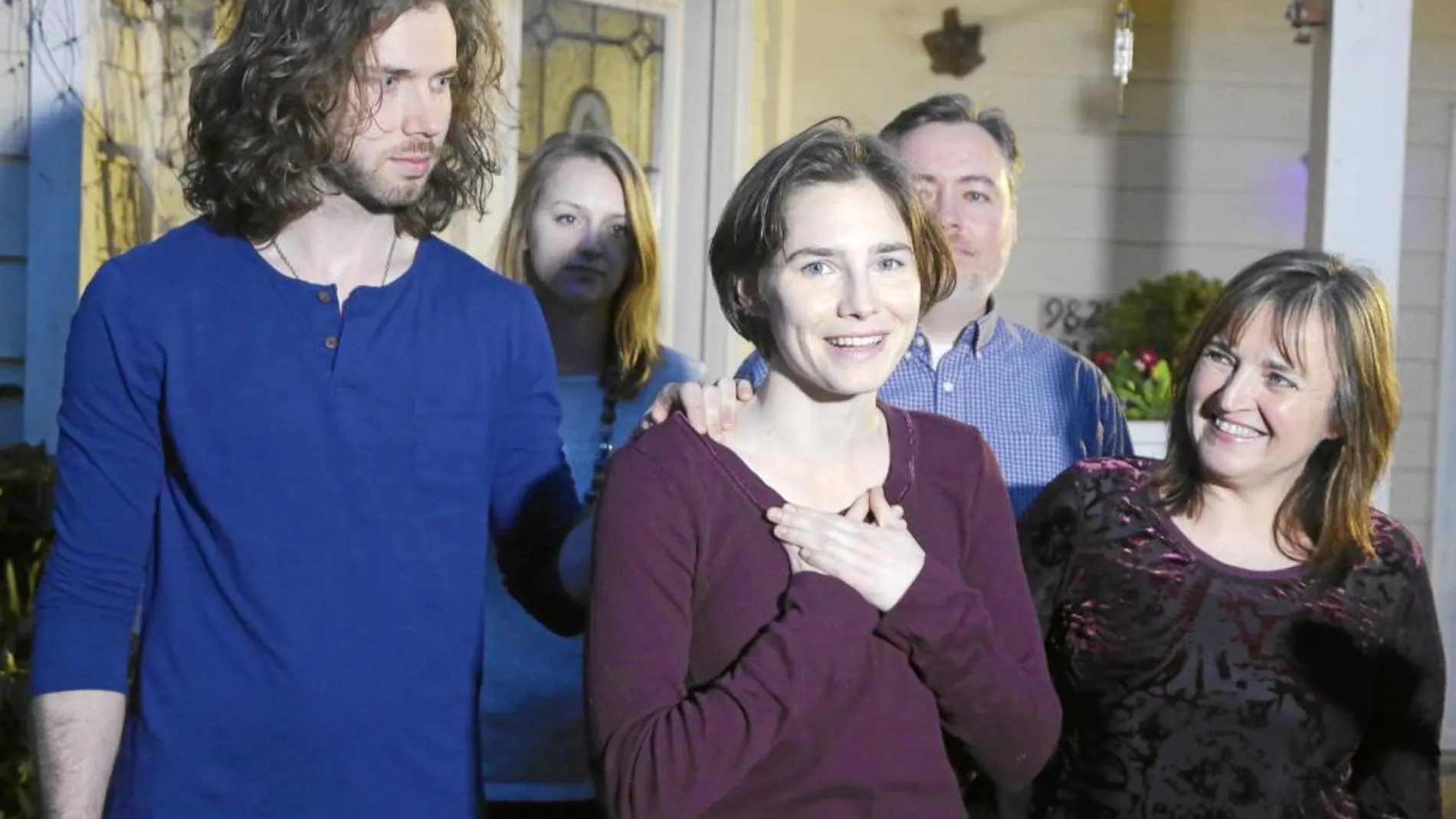 Amanda Knox junto a sus familiares y su novio, Colin Sutherland, nada más conocerse el fallo que le devuelve la libertad