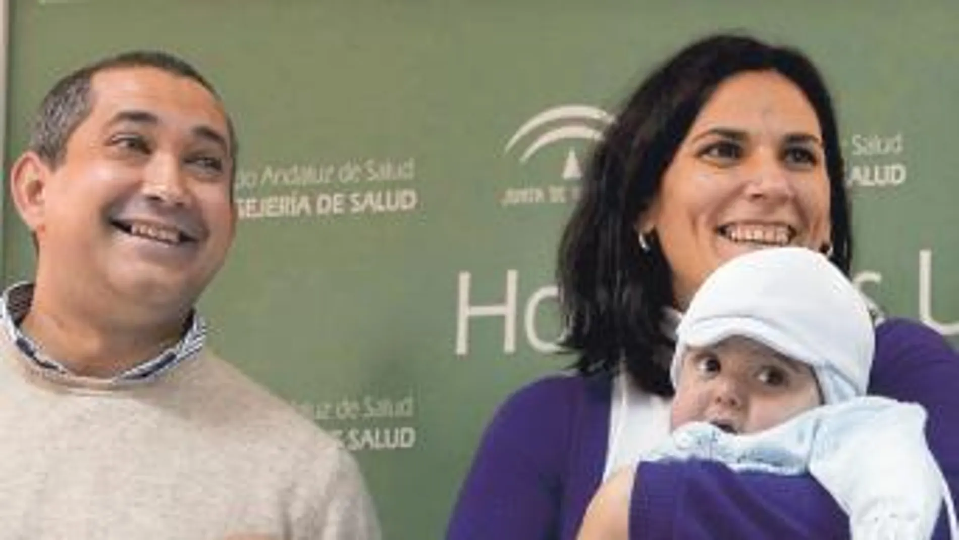 La familia Mariscal se mostró ayer feliz en el Hospital Virgen del Rocío