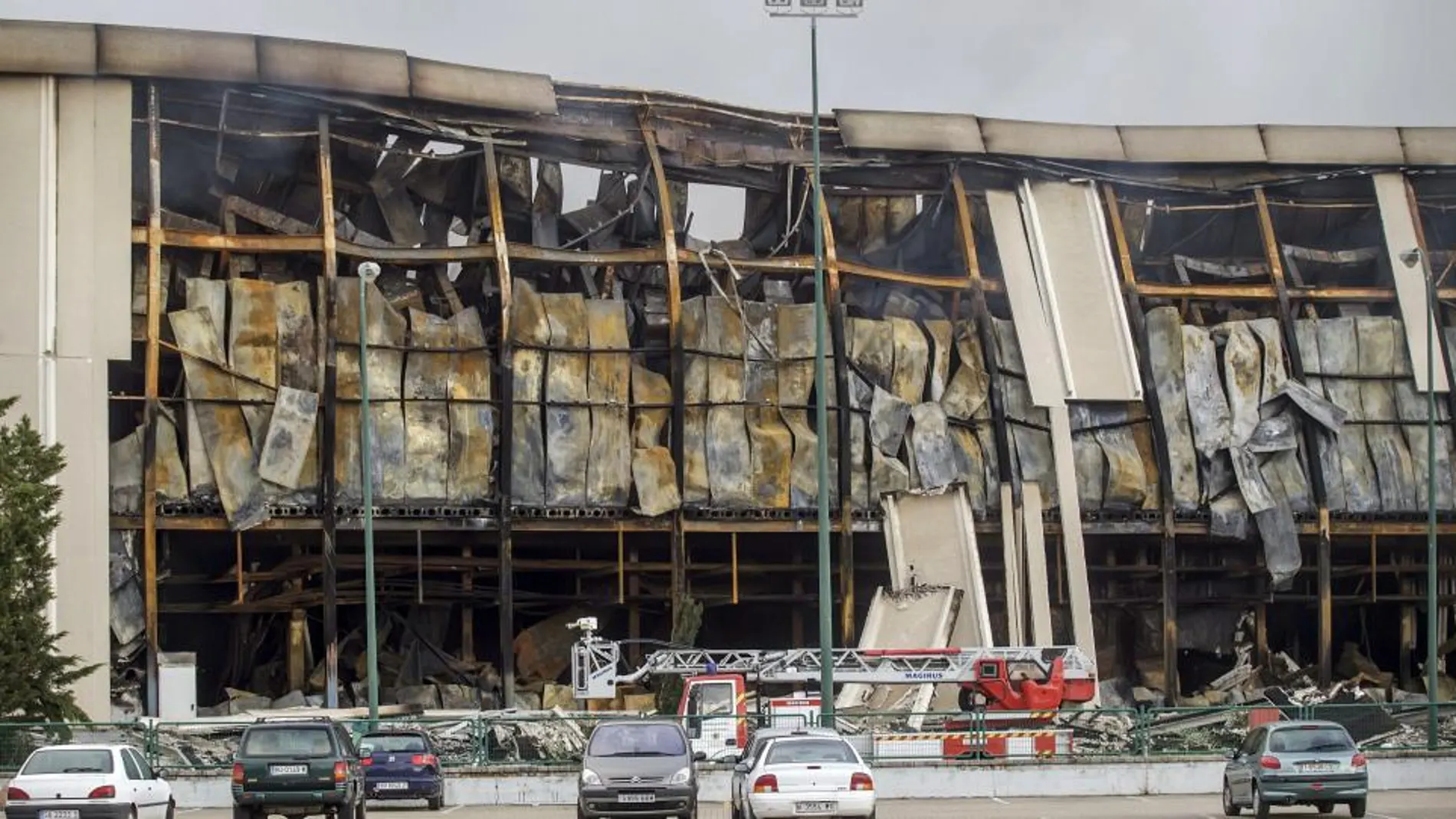 Fachada del edificio de la planta principal de Campofrío tras el incendio.
