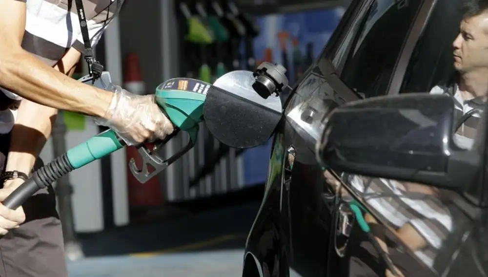 Es más frecuente que se cometa el error de echar gasolina en el tanque de diésel que a la inversa, porque la boca de la manguera del diésel es más ancha que la de gasolina
