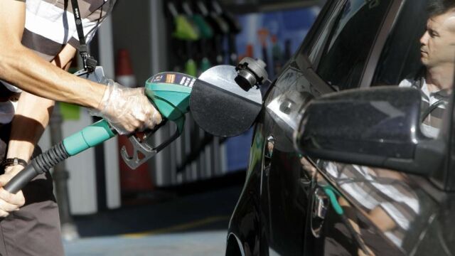 Es más frecuente que se cometa el error de echar gasolina en el tanque de diésel que a la inversa, porque la boca de la manguera del diésel es más ancha que la de gasolina