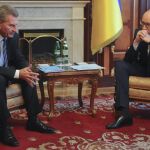 El primer ministro de Ucrania, Arseniy Yatsenyuk, (derecha, y el Comisario de Energía de la UE, Gunther Oettinger, en un encuentro de ayer en Kiev