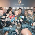 El presidente del Atlético de Madrid, Enrique Cerezo, ayer, rodeado de periodistas