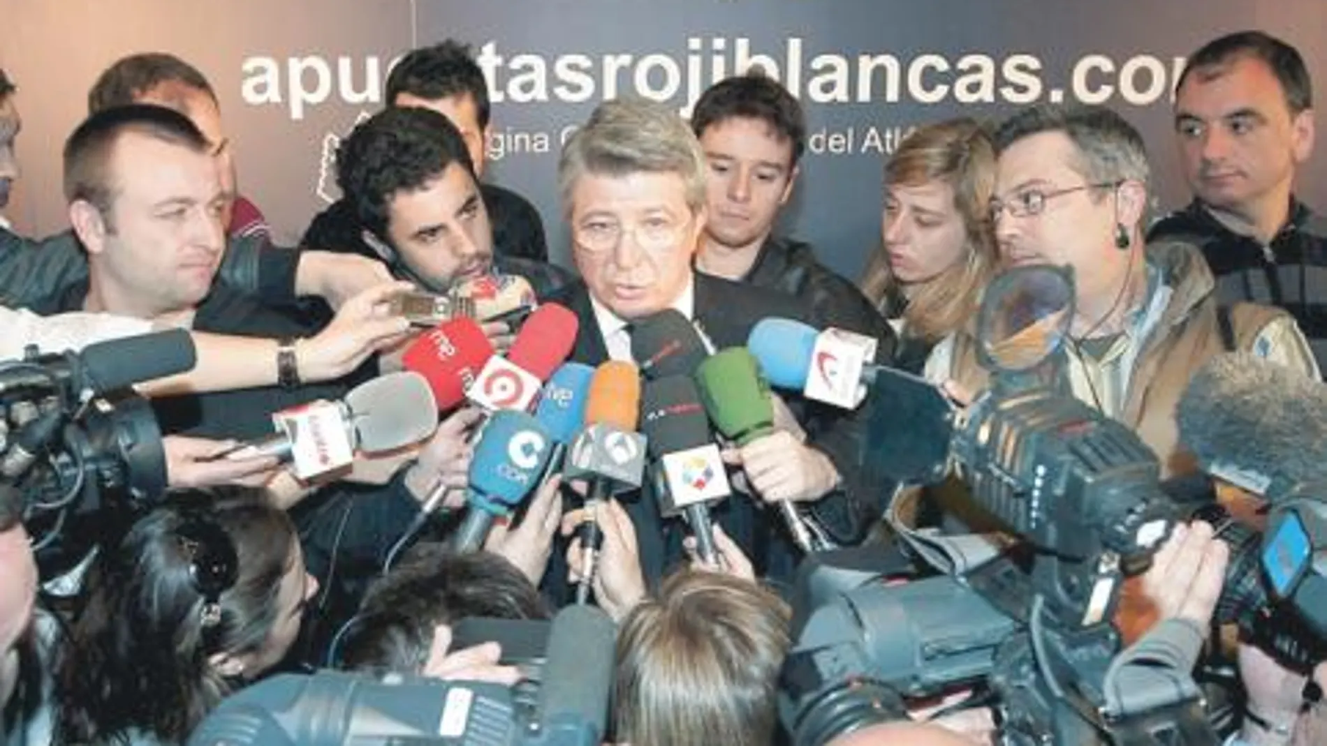 El presidente del Atlético de Madrid, Enrique Cerezo, ayer, rodeado de periodistas