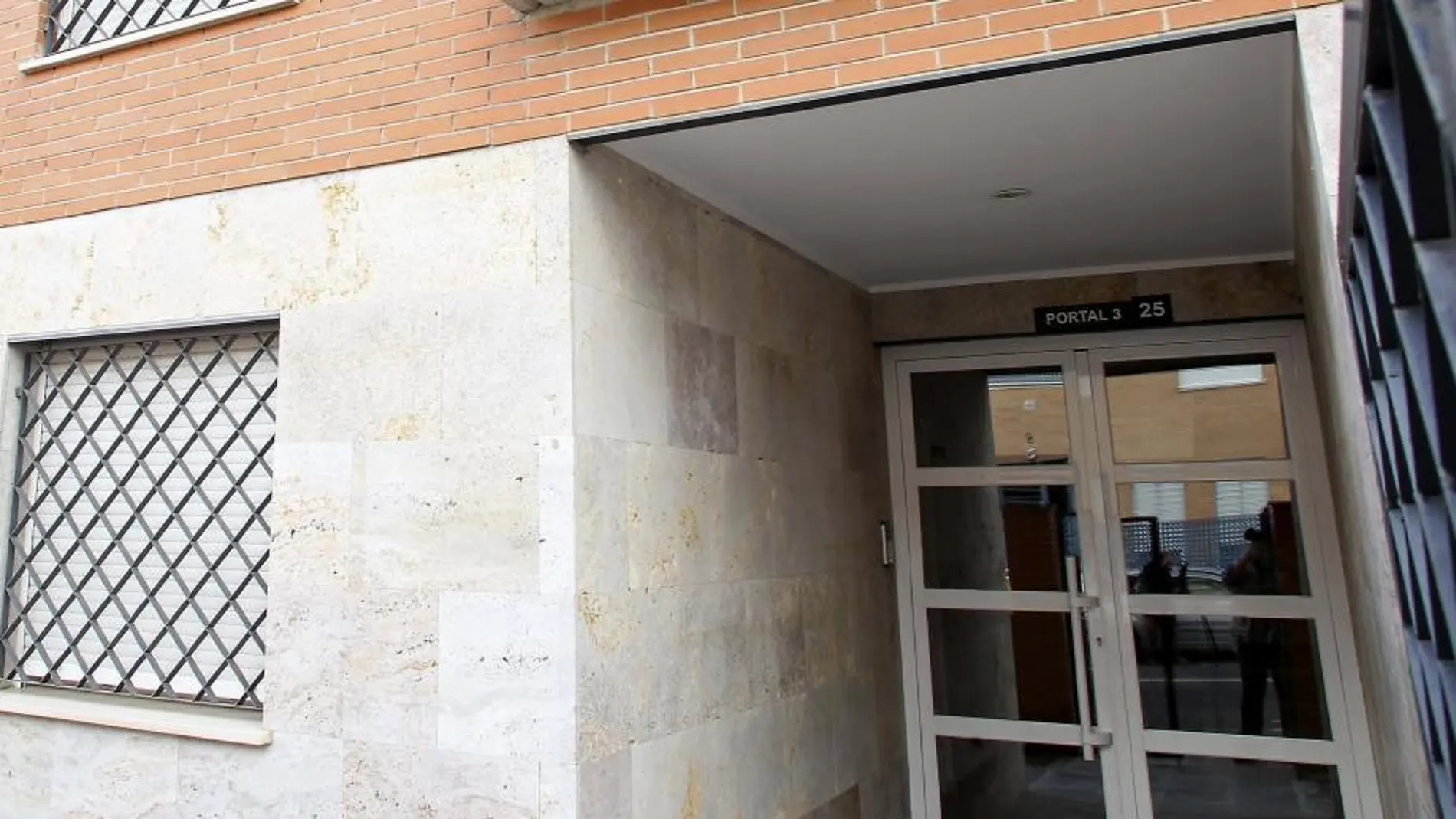 Portal de la vivienda, en la calle Peralbillo de Miguelturra, donde una mujer de 40 años fue agredida.