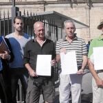 Varios afectados por la exclusión en el ERE, al acudir al Parlamento junto al abogado Juan José Sánchez