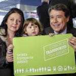 El presidente de la Comunidad de Madrid, Ignacio González, en la presentación de las “tarjetas verdes” que hoy están disponibles
