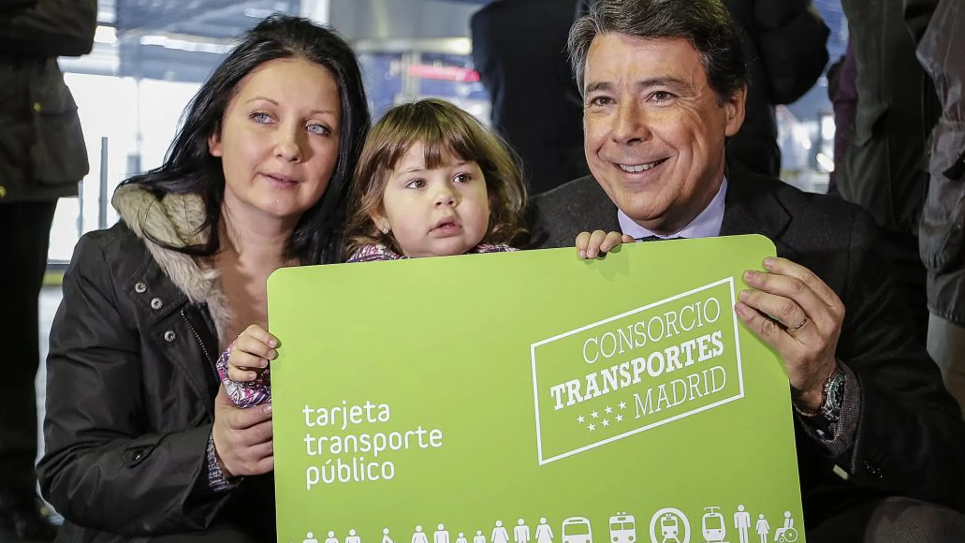 El presidente de la Comunidad de Madrid, Ignacio González, en la presentación de las “tarjetas verdes” que hoy están disponibles