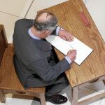 Carlos firma en el libro de visitas durante una visita oficial a un cuartel en Belfast